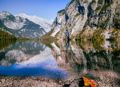 The blue sky mountain lake during the day
